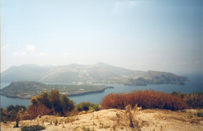 Wulkan Vulcano, widok z wyspy Lipari