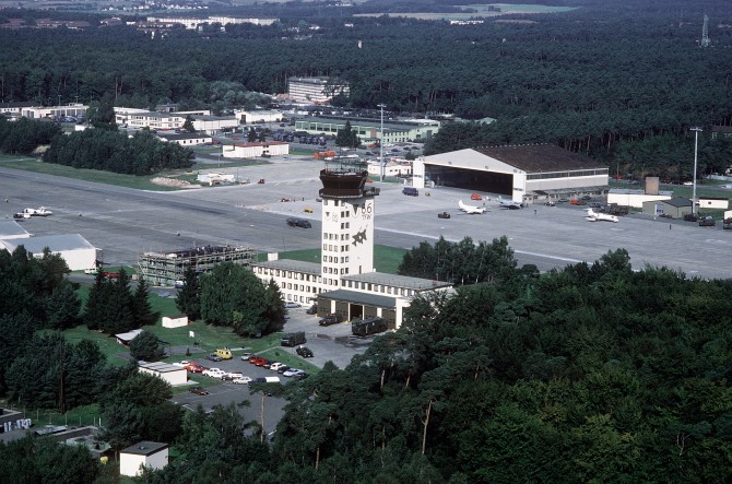 Widok na wieżę kontroli lotów bazy Ramstein