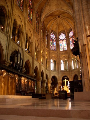 Wnętrze katedry Notre-Dame w Paryżu